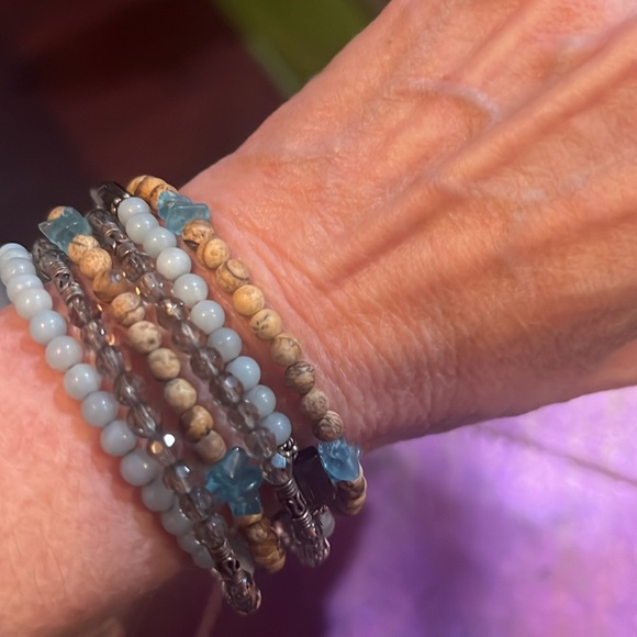 Two vintage 5 1/2” bracelets - will only fit small wrist - Picture 5 of 6